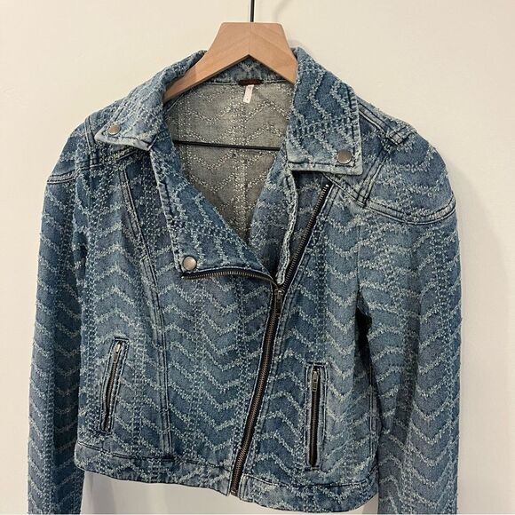 Free People Punched Denim Moto Jacket Herringbone
Blue Jean Jacket Size 4 - Picture 4 of 14